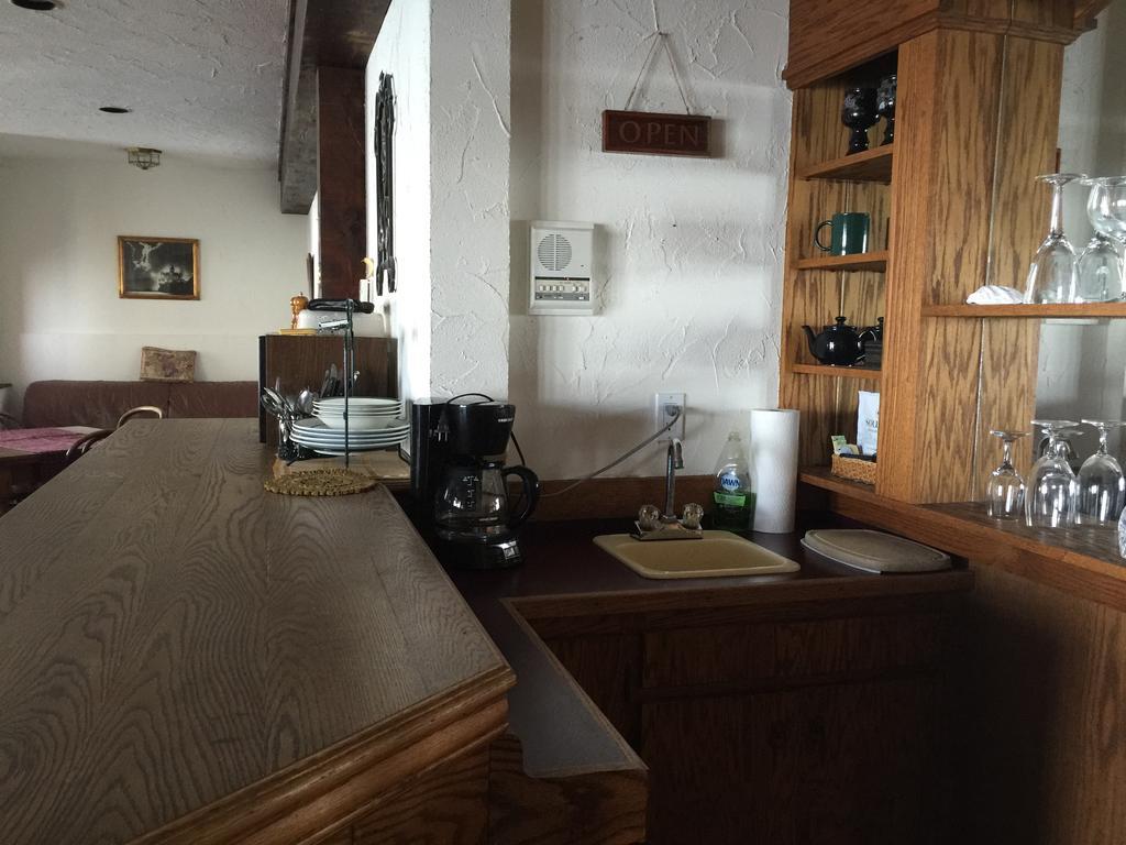 تشيماينوس Vancouver Island Castle Cove Inn المظهر الخارجي الصورة